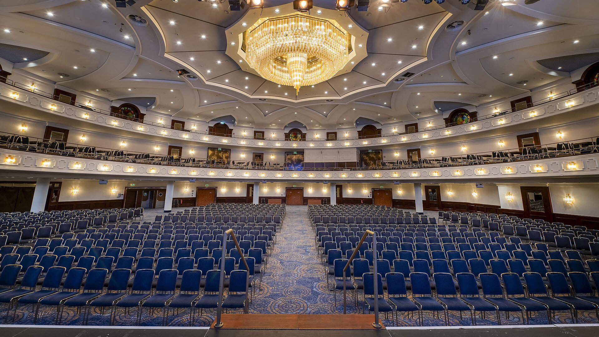 Geräumiger Saal Maritim im Maritim Hotel Köln, ideal für große Veranstaltungen, mit luxuriöser Beleuchtung und Bestuhlung.