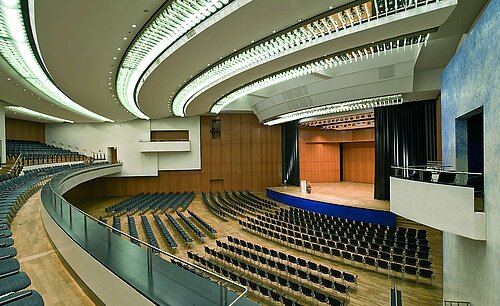 Einstein Saal im Maritim Hotel Ulm mit Bühne und Präsentationsfläche.