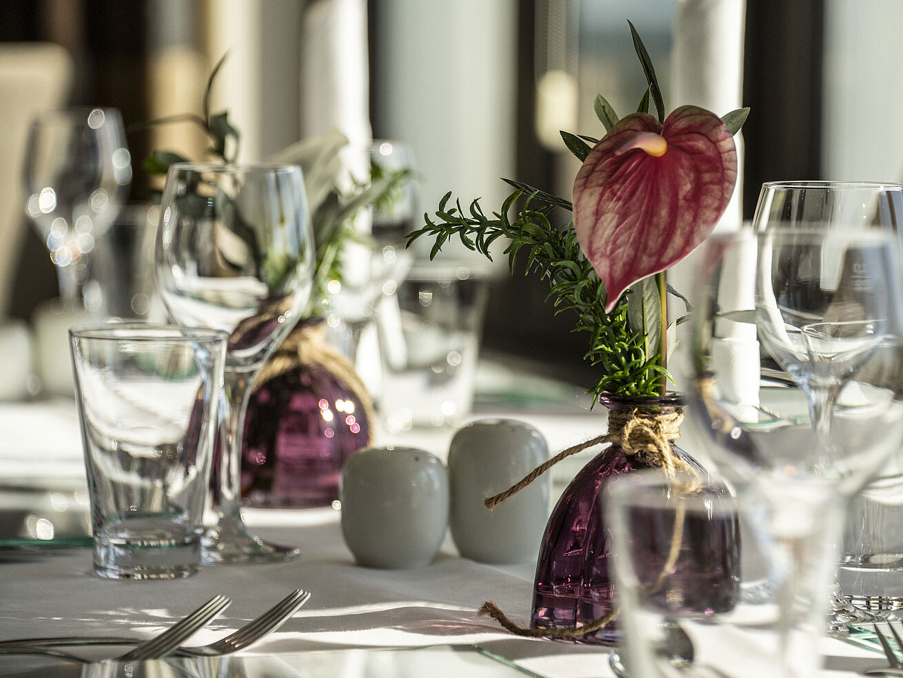 Nahaufnahme einer eleganten Tischdekoration in der VIP-Lounge des Maritim Düsseldorf mit frischen Blumen und edlen Details.