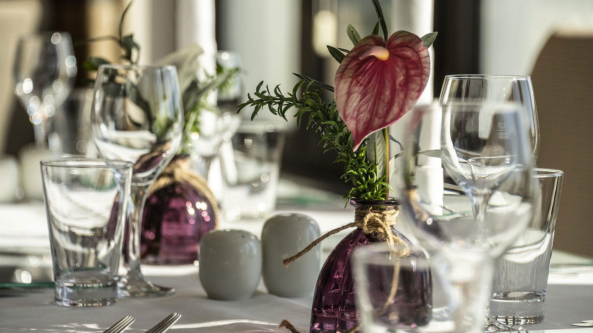 Nahaufnahme einer eleganten Tischdekoration in der VIP-Lounge des Maritim Düsseldorf mit frischen Blumen und edlen Details.