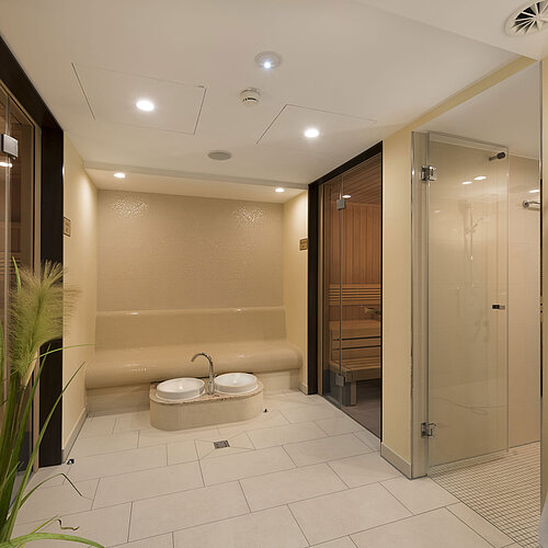 Moderner Sauna- und Wellnessbereich im Maritim Hotel Würzburg mit Dampfbad, Fußbecken und Ruhebank