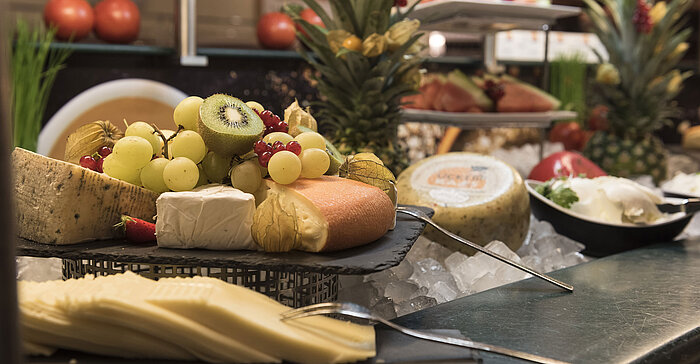 Frühstücksbuffet Frische Käseplatte mit Trauben und Obst am Buffet des Maritim proArte Hotel Berlin.