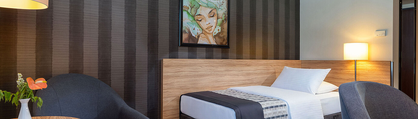 Classic Einzelzimmer im Maritim Hotel Königswinter mit Einzelbett, gemütlicher Sitzecke und modernem Ambiente.