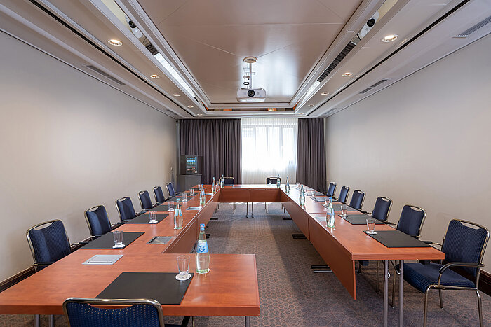 Moderner Konferenzraum im Maritim Hotel Köln mit U-Form Bestuhlung und Tageslicht