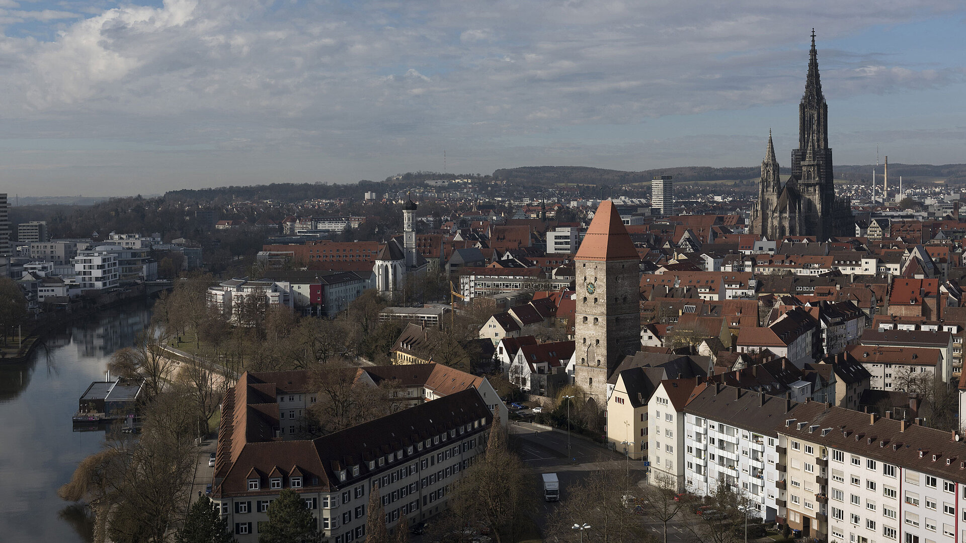 Stadt Ulm Stadtansicht von Ulm mit Donau, Stadtturm und Ulmer Münster bei Tageslicht.