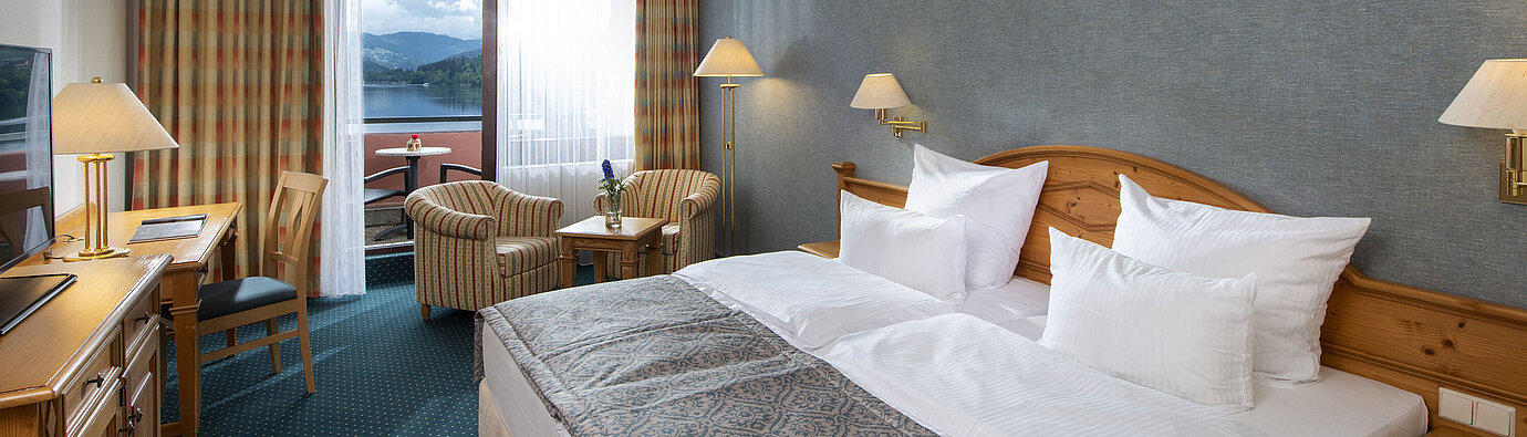 Geräumiges Zimmer im Maritim TitiseeHotel mit Sitzgruppe und Blick auf den Titisee