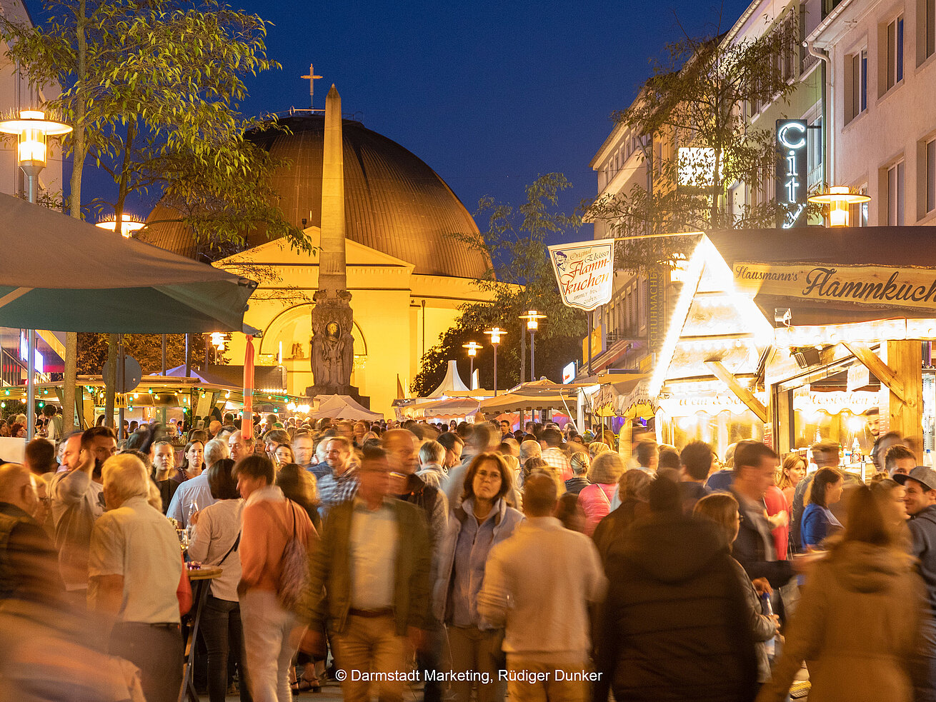 Weinfest Darmstadt Belebtes Stadtfest mit Marktständen und Kirche bei Nacht