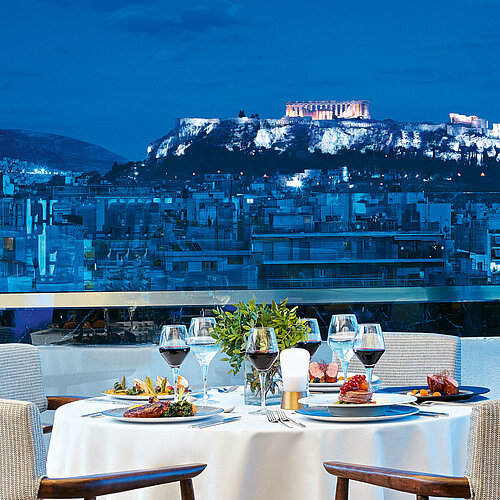 Elegantes Abendessen mit Ausblick auf die beleuchtete Akropolis vom Wyndham Grand Athen