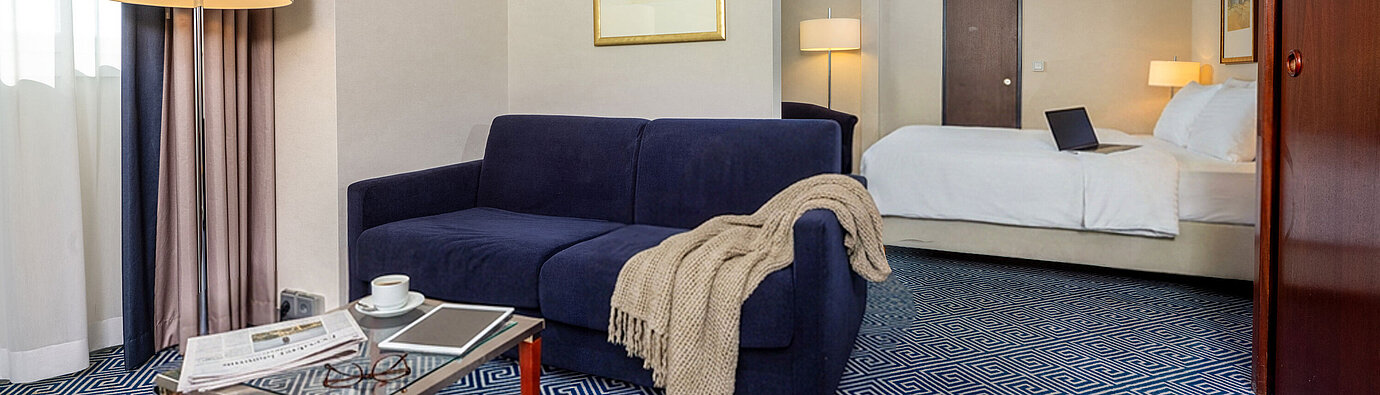 Classic Familienzimmer im Maritim Hotel Würzburg mit Schlafsofa, Doppelbett und stilvoller Einrichtung