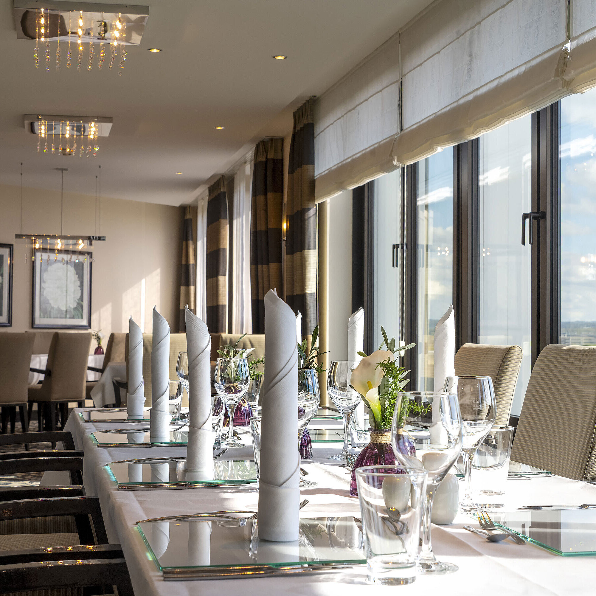 VIP Lounge Elegante Tischdekoration in der VIP-Lounge des Maritim Hotel Düsseldorf mit großen Fenstern und stilvollem Ambiente.