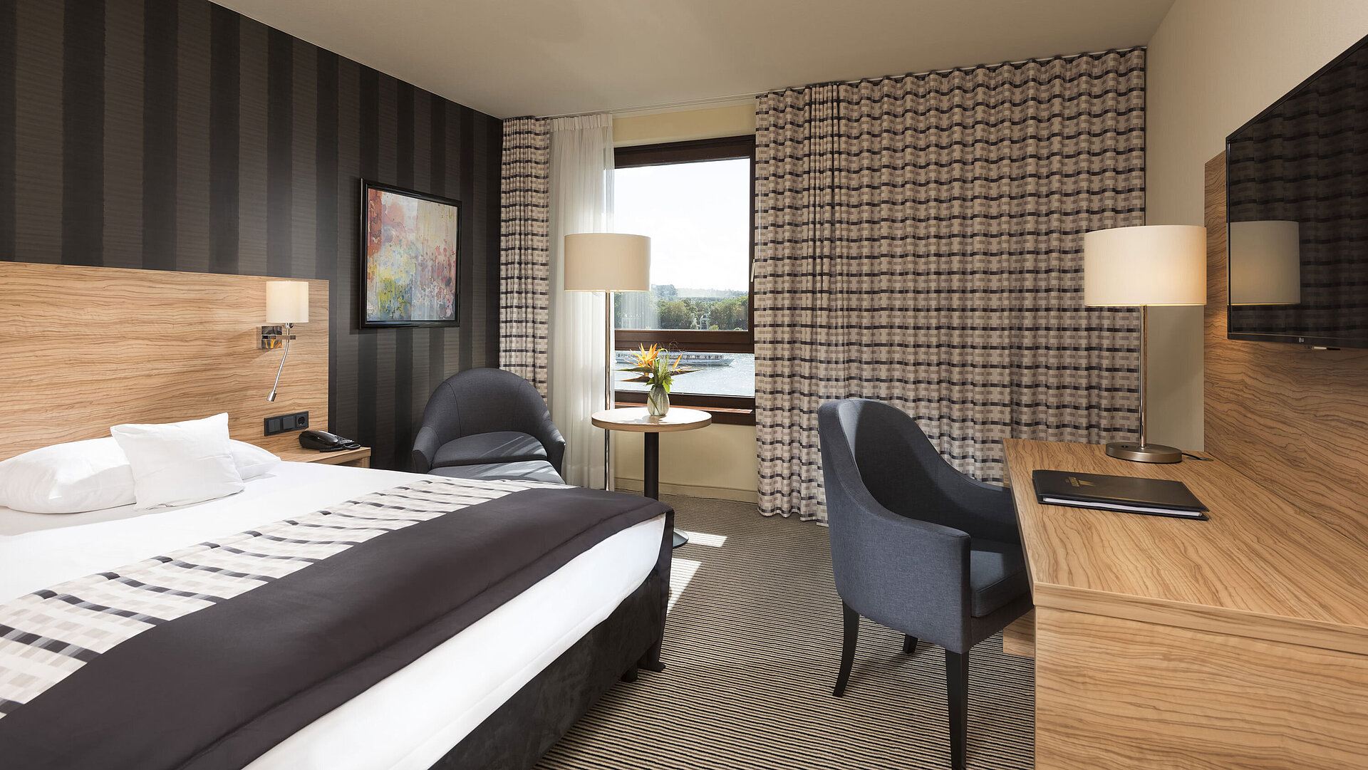 Modernes Doppelzimmer im Maritim Hotel Königswinter mit Blick auf den Rhein und stilvoller Einrichtung.