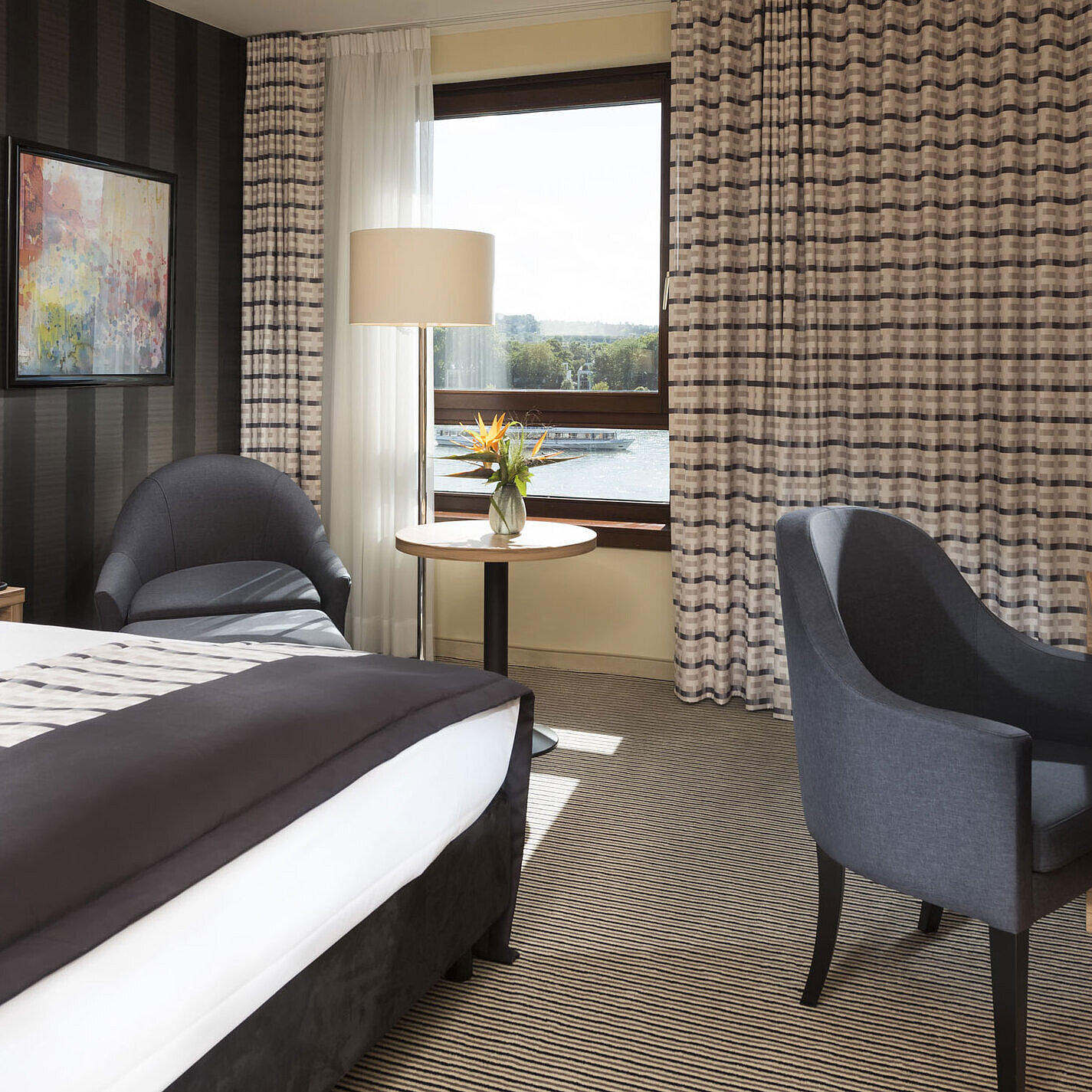 Modernes Doppelzimmer im Maritim Hotel Königswinter mit Blick auf den Rhein und stilvoller Einrichtung.