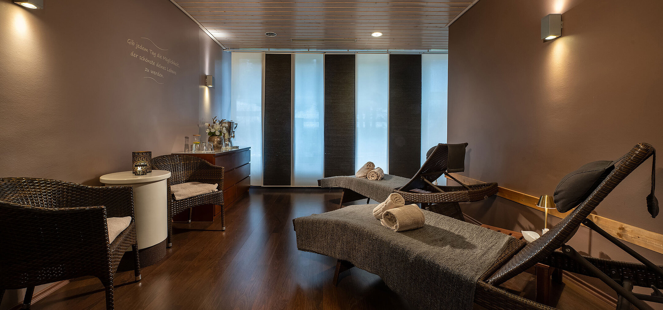 Ruheraum Moderner Ruheraum im Spa-Bereich eines Maritim Hotels mit Liegen und entspannter Atmosphäre.