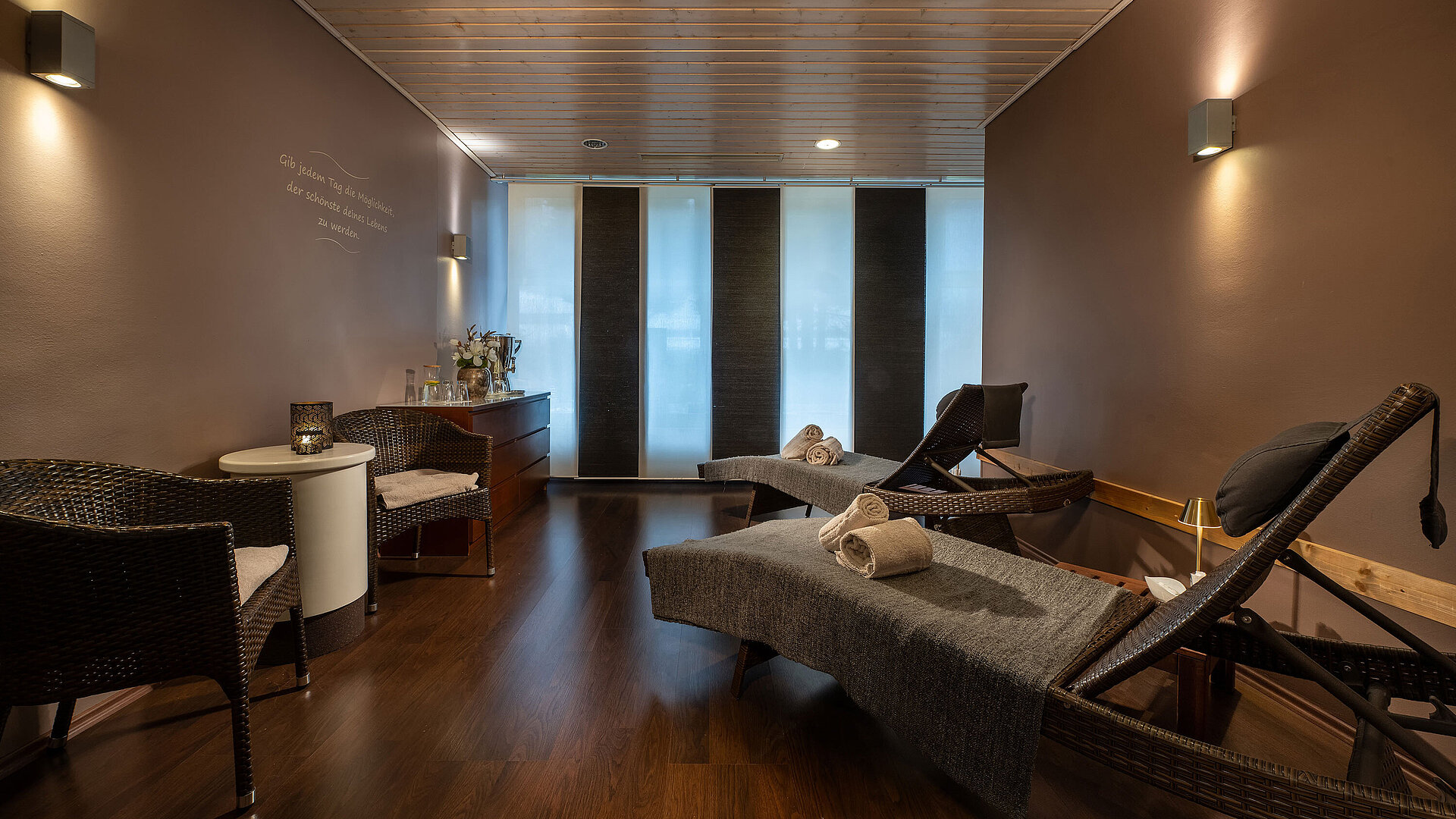 Ruheraum Moderner Ruheraum im Spa-Bereich eines Maritim Hotels mit Liegen und entspannter Atmosphäre.