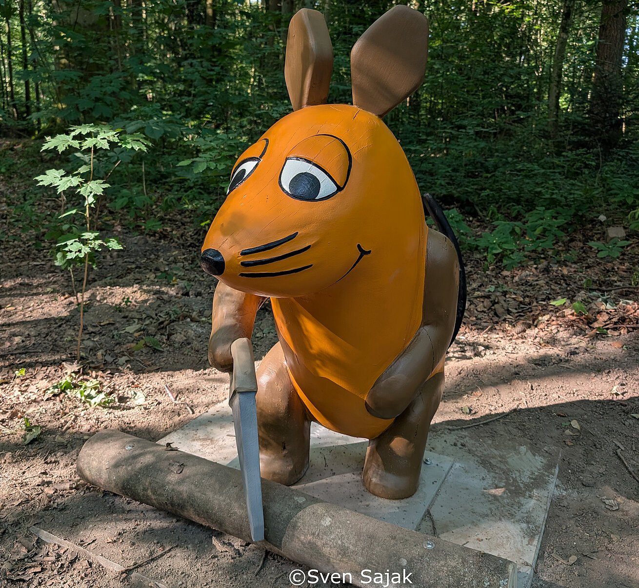 Eine Maus mit Säge auf dem Maus-NaturErlebnispfad in Bad Homburg