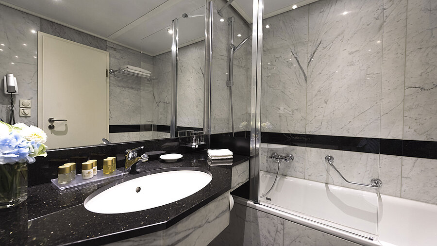 Modernes Badezimmer mit eleganten Marmordetails im Superior-Zimmer des Maritim proArte Hotel Berlin.