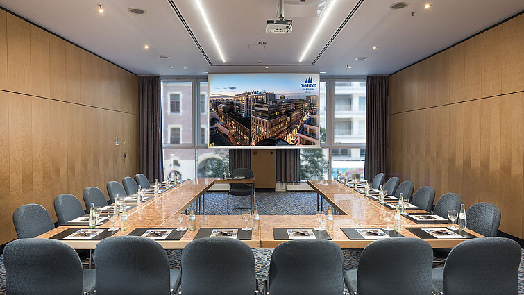 Tagungsraum Saal VI im Maritim proArte Hotel Berlin, mit U-förmiger Bestuhlung und Konferenztechnik.