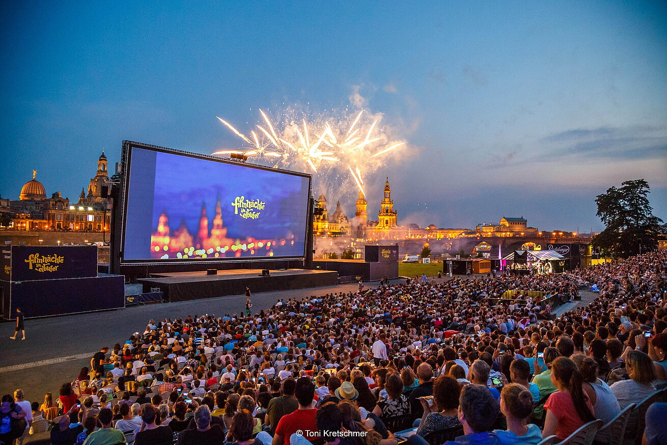 Filmnächte am Elbufer in Dresden mit großer Leinwand, Publikum und Feuerwerk vor der historischen Altstadt