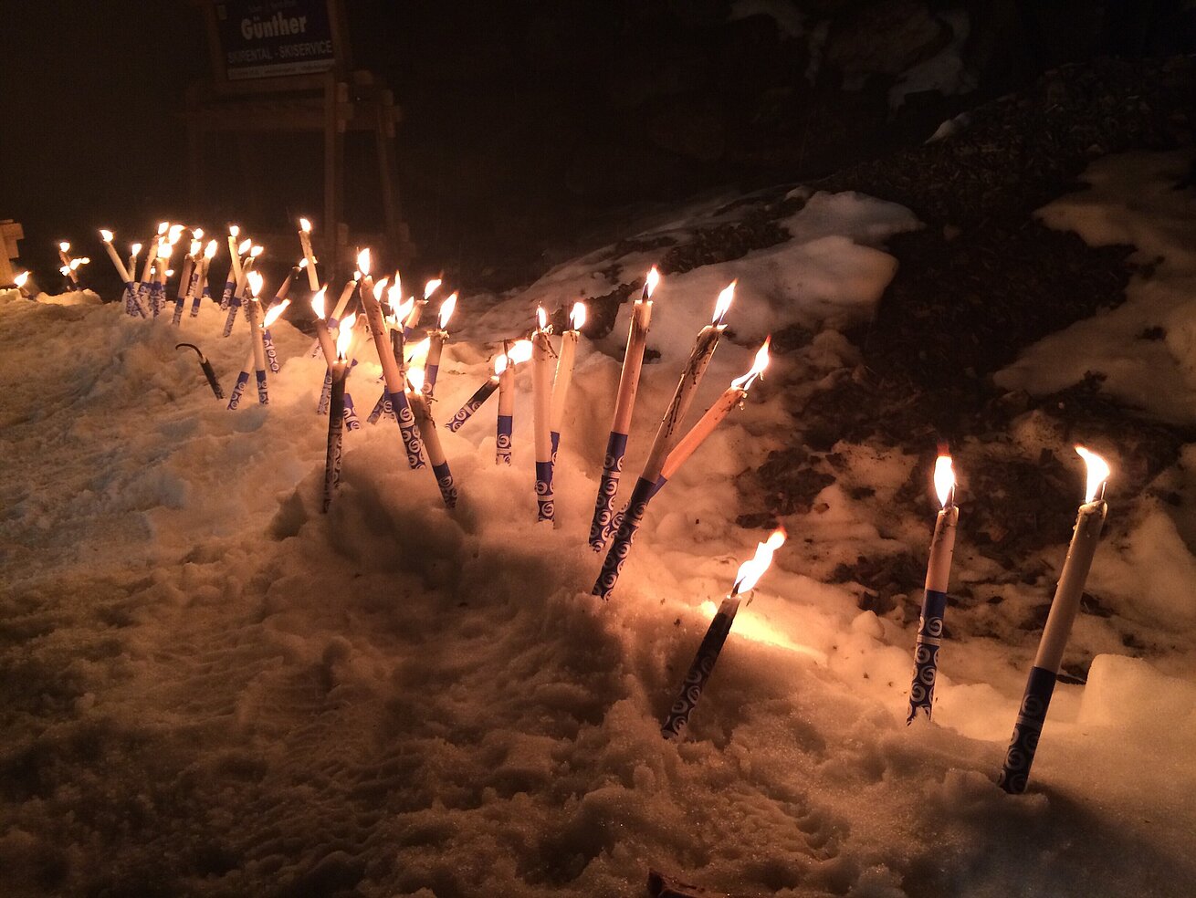 Fackeln im Schnee Fackeln im Schnee für eine stimmungsvolle Fackelwanderung entlang des Brodtener Steilufers
