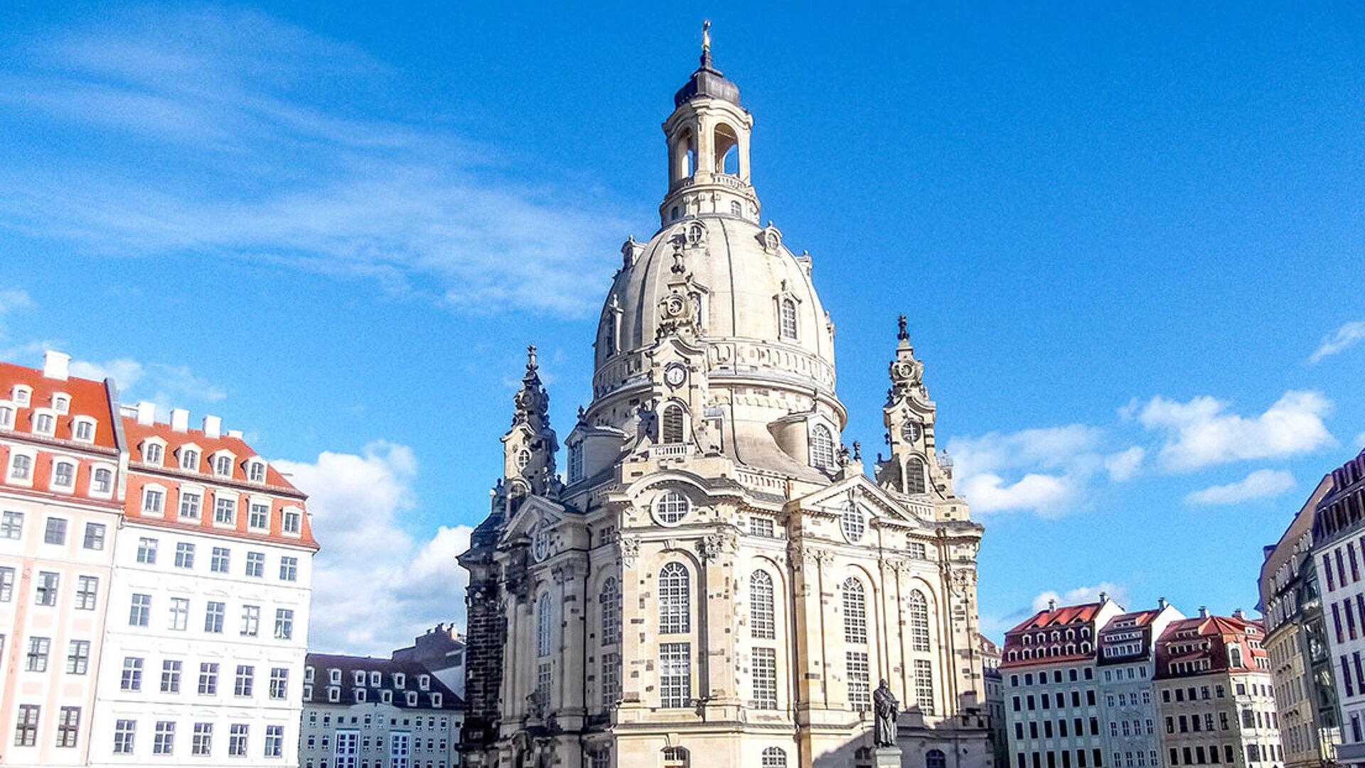 © Sina Ettmer - AdobeStock.com Frauenkirche in Dresden bei blauem Himmel, berühmte Barockkirche und Wahrzeichen der Stadt