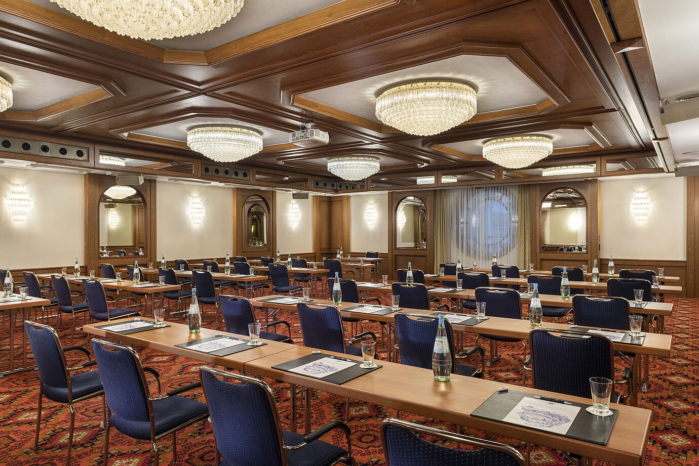 Der Saal Köln mit eleganten Kronleuchtern und Sitzreihen in einem klassischen Tagungsraum-Ambiente, bereit für eine Konferenz