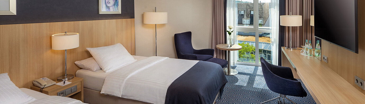 Comfort Zweibettzimmer im Maritim Hotel Würzburg mit zwei Einzelbetten, Balkon und modernem Komfort