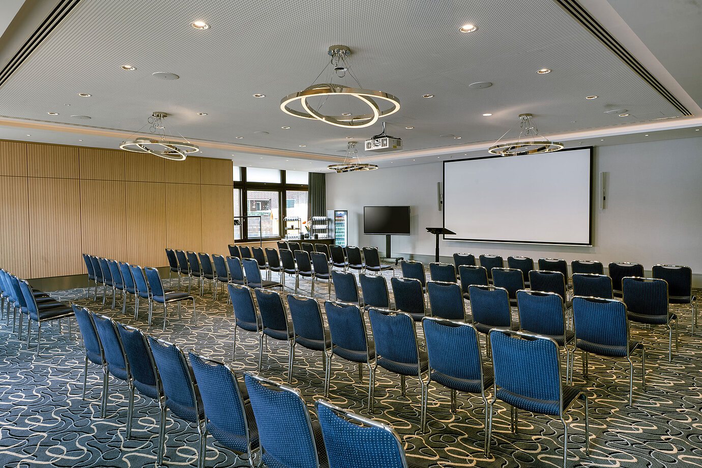 Heller, großzügiger Tagungsraum mit Bestuhlung im Maritim Hotel Darmstadt