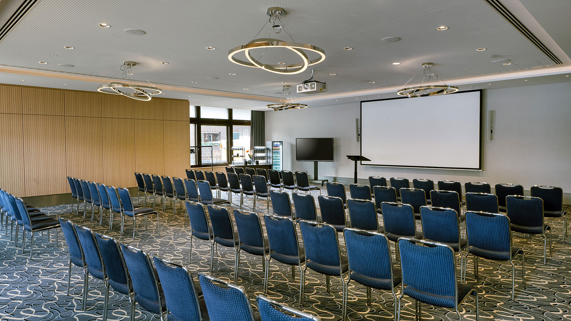 Heller, großzügiger Tagungsraum mit Bestuhlung im Maritim Hotel Darmstadt