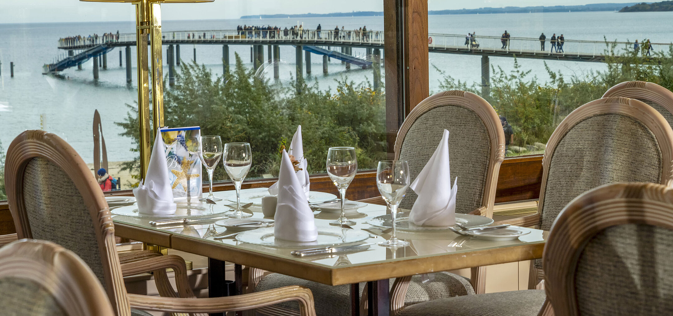 Restaurant mit Ostseeblick Eleganter Restauranttisch mit Blick auf die Ostsee und Seebrücke, Maritim Hotel Timmendorfer Strand.