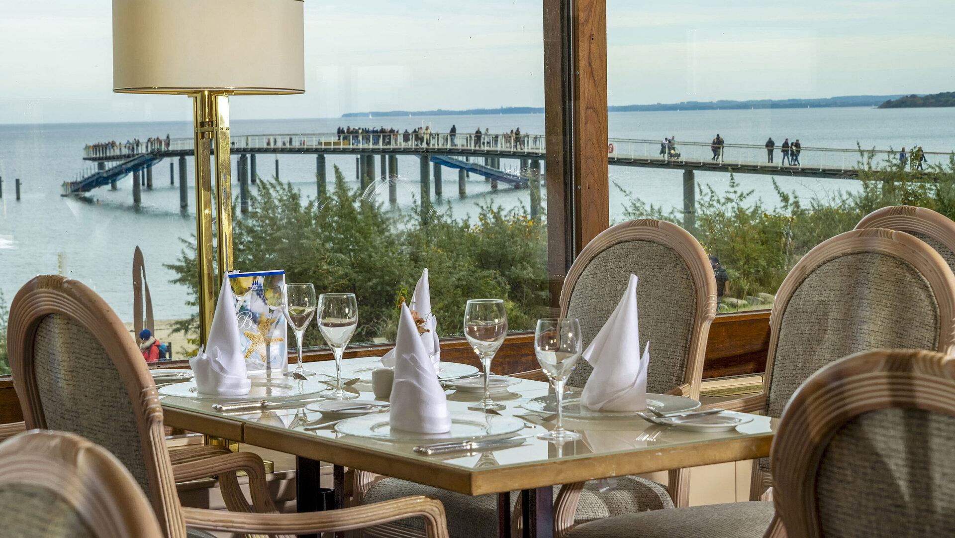 Eleganter Restauranttisch mit Blick auf die Ostsee und Seebrücke, Maritim Hotel Timmendorfer Strand.