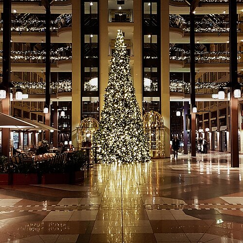 Weihnachtsbaum in Hotellobby des Maritim Hotel Köln