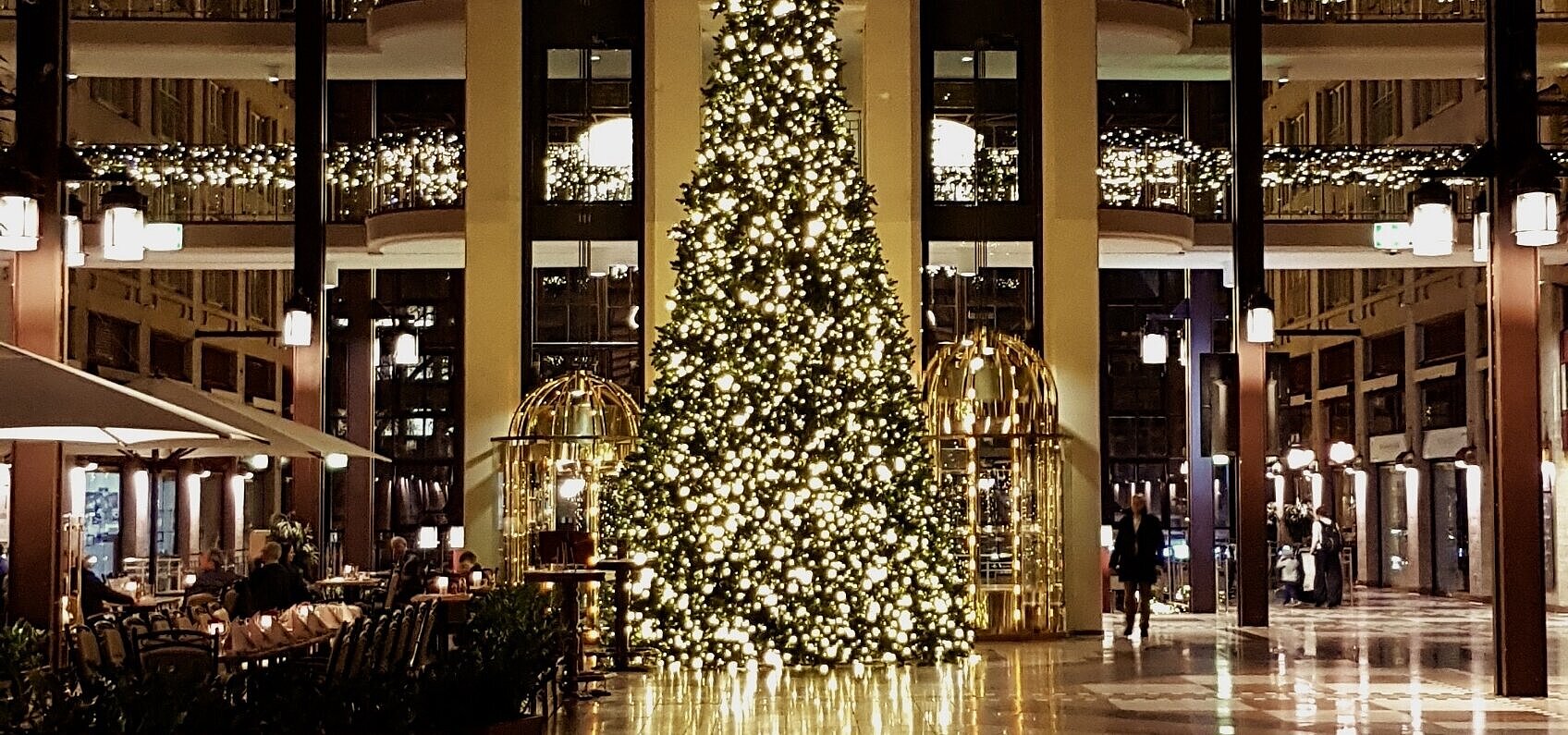 Hotellobby mit Weihnachtsbaum Weihnachtlich geschmückte Lobby im Maritim Hotel Köln mit großem Weihnachtsbaum