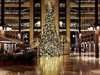 Hotellobby mit Weihnachtsbaum Weihnachtlich geschmückte Lobby im Maritim Hotel Köln mit großem Weihnachtsbaum