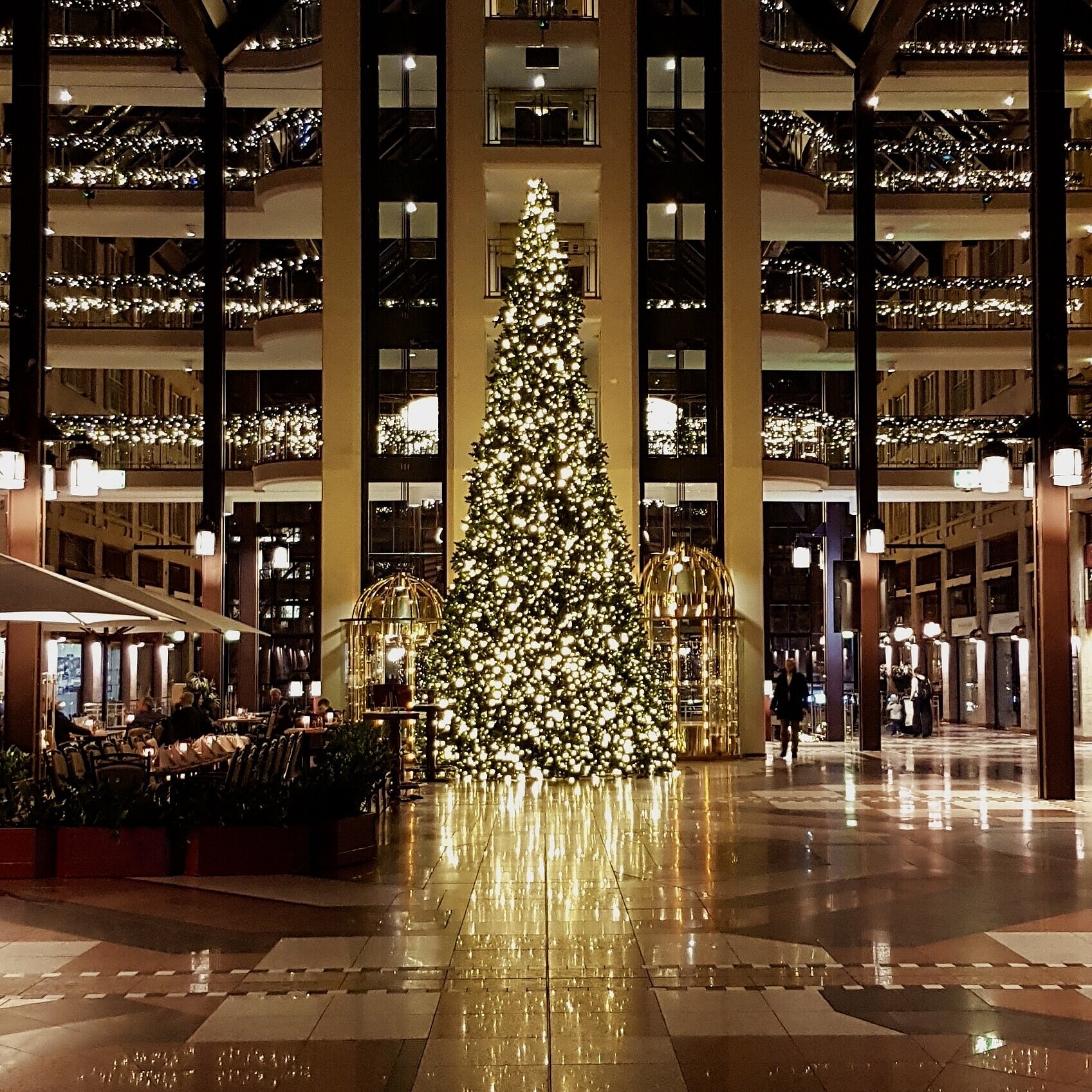 Weihnachtlich geschmückte Lobby im Maritim Hotel Köln mit großem Weihnachtsbaum