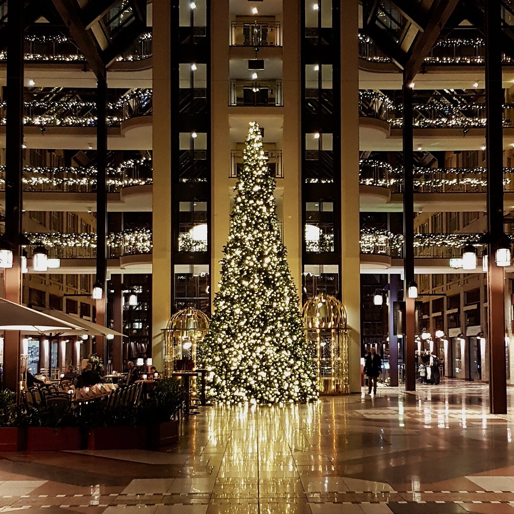 Weihnachtsbaum in Hotellobby des Maritim Hotel Köln