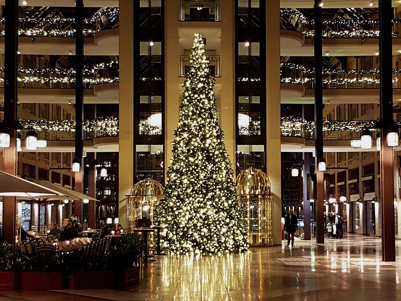 Hotellobby mit Weihnachtsbaum Weihnachtlich geschmückte Lobby im Maritim Hotel Köln mit großem Weihnachtsbaum