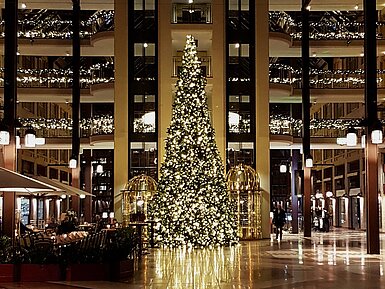Weihnachtlich geschmückte Lobby im Maritim Hotel Köln mit großem Weihnachtsbaum