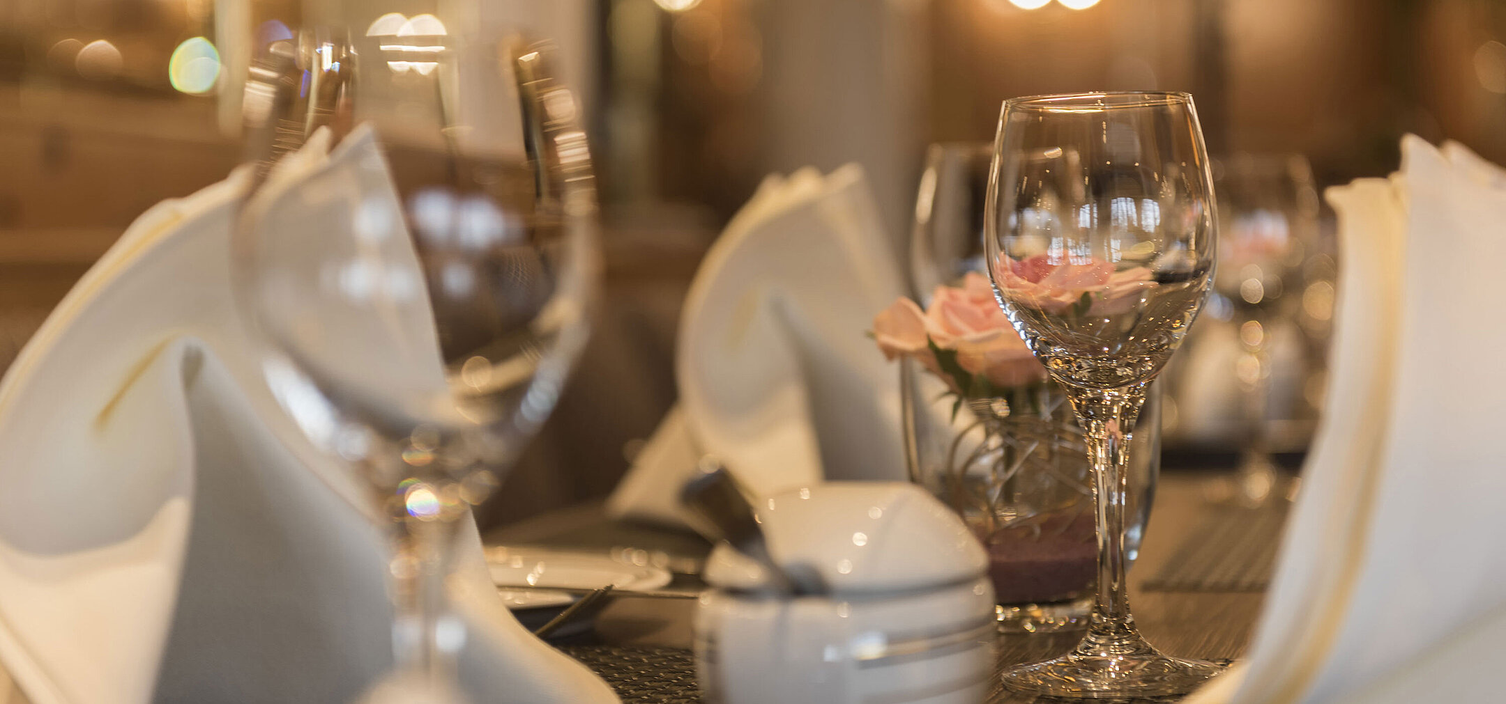 Nahaufnahme von Gläsern, Servietten und Tischdeko im Restaurant des Maritim Hotel Ulm