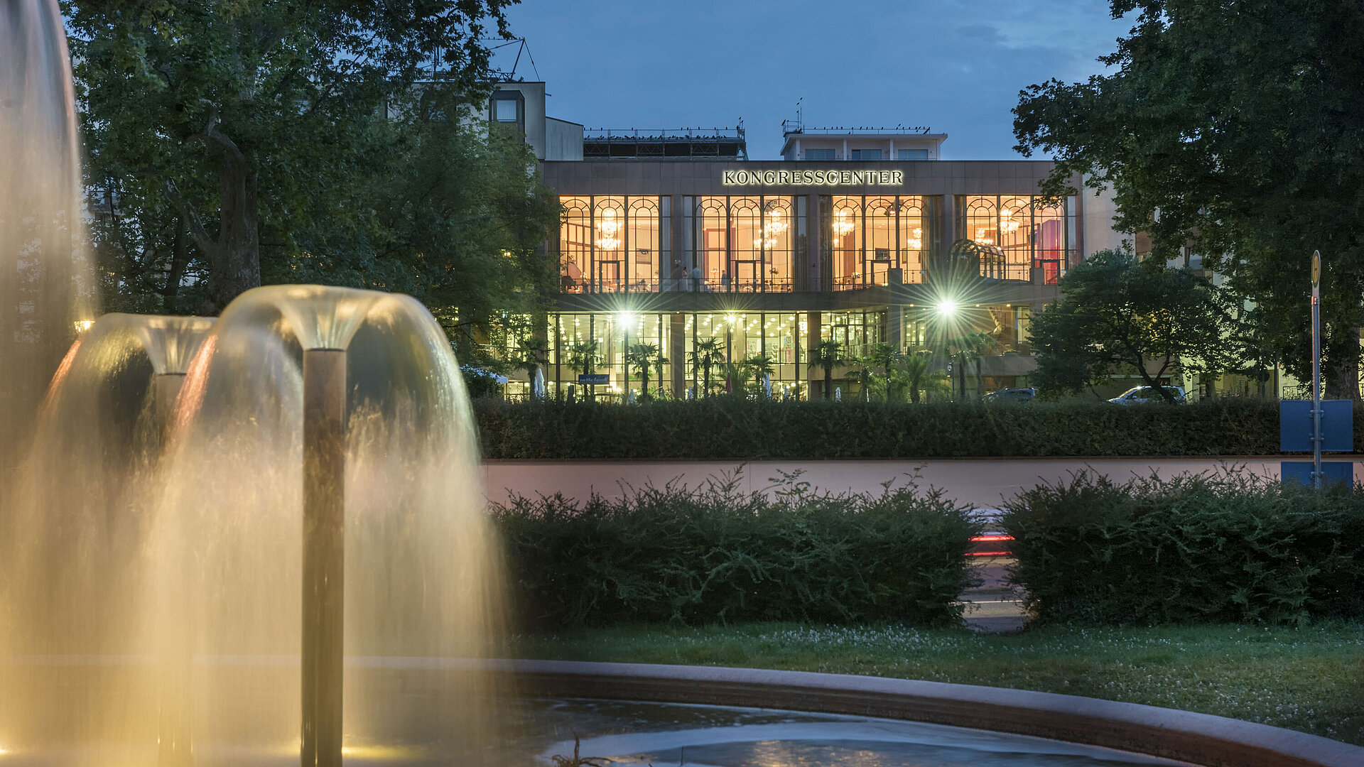 Stimmungsvolle Abendaufnahme des Kongresscenters im Maritim Hotel Bad Homburg mit beleuchtetem Brunnen.