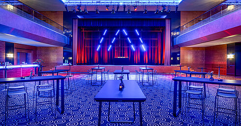 Saal in Düsseldorf Eventsaal mit Bühne und eindrucksvoller Lichtshow im Maritim Hotel Düsseldorf
