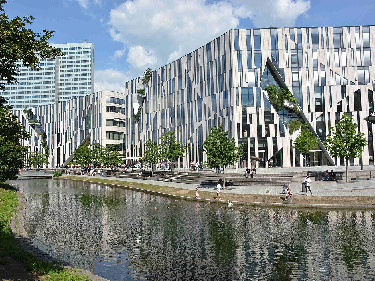 Kö-Bogen Düsseldorf Kö-Bogen in Düsseldorf mit moderner Architektur, begrünter Fassade und Wasserlauf im urbanen Umfeld