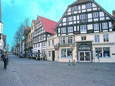 Historische Fachwerkhäuser und gemütliche Cafés in der Altstadt nahe dem Maritim Hotel Bad Salzuflen