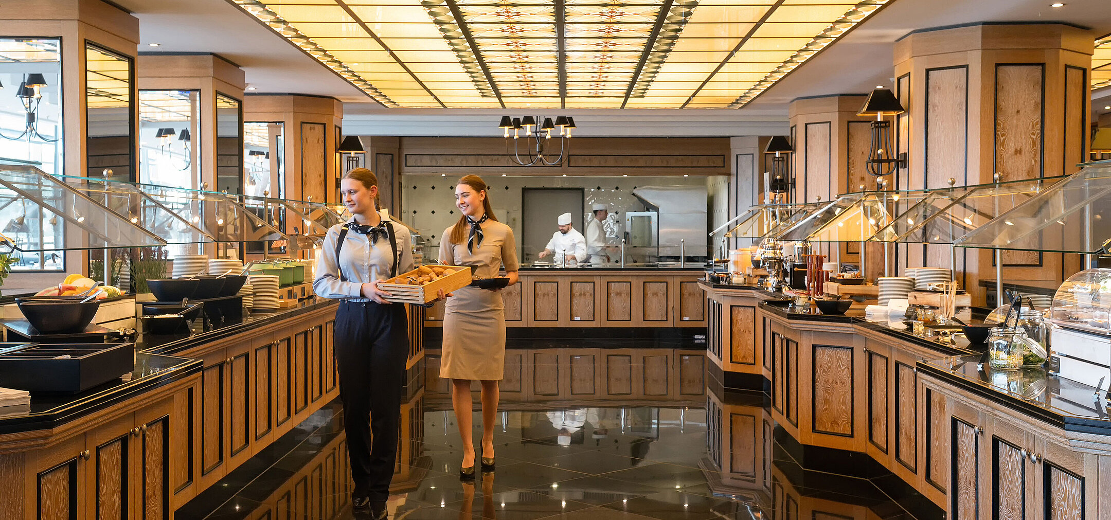 Großes Buffet im Restaurant Wintergarten im Maritim Hotel Dresden mit vielfältiger Auswahl.