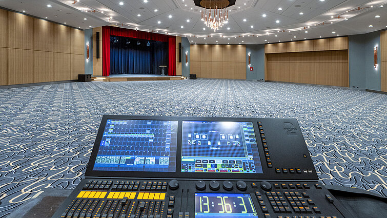 Moderner Veranstaltungssaal Barbarossa im Maritim Hotel Würzburg mit Bühne und Lichttechnik für Events.