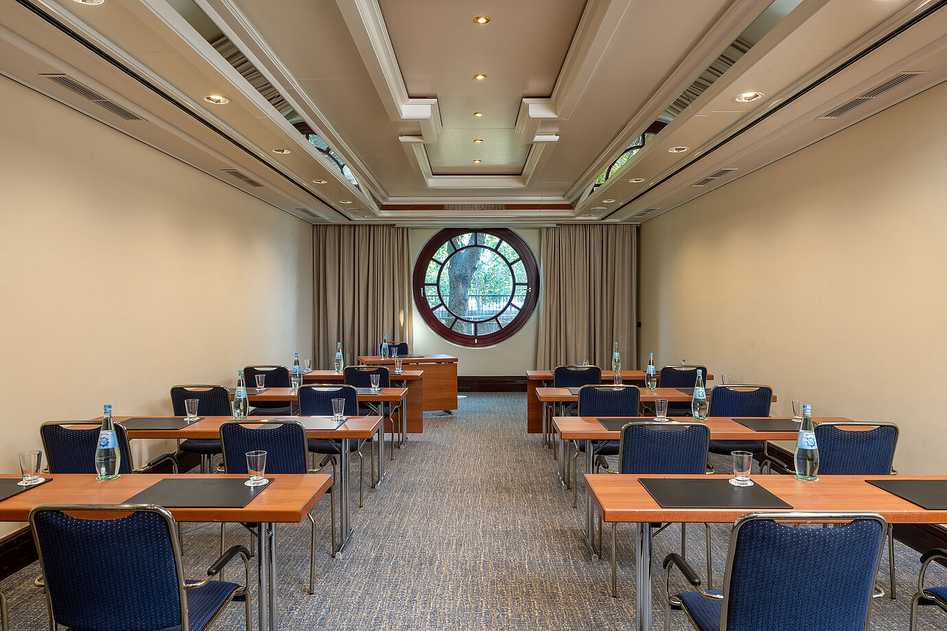 Heller Tagungsraum im Maritim Hotel Köln mit runder Fensterfront und moderner Bestuhlung