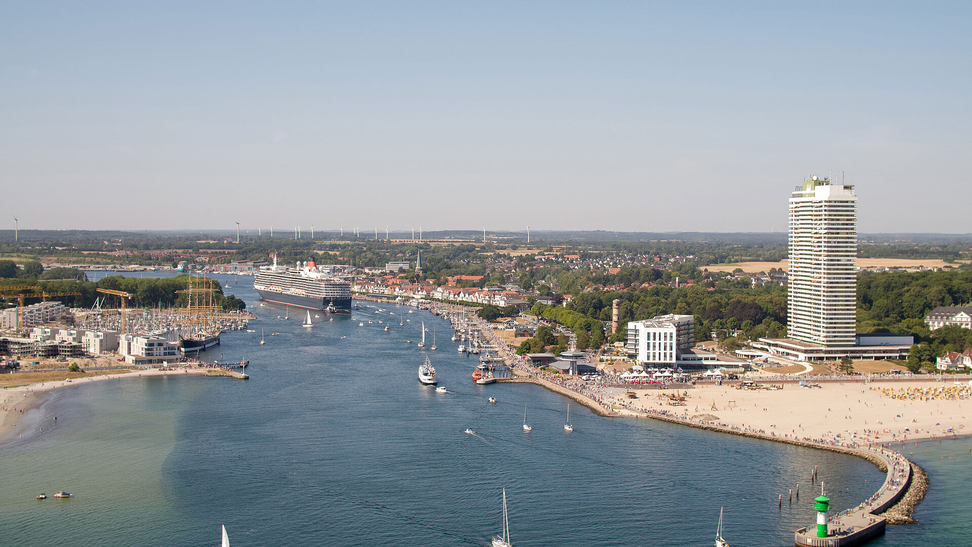 Luftaufnahme von Travemünde mit Kreuzfahrtschiff, Strandpromenade und Maritim Hotel an der Ostsee