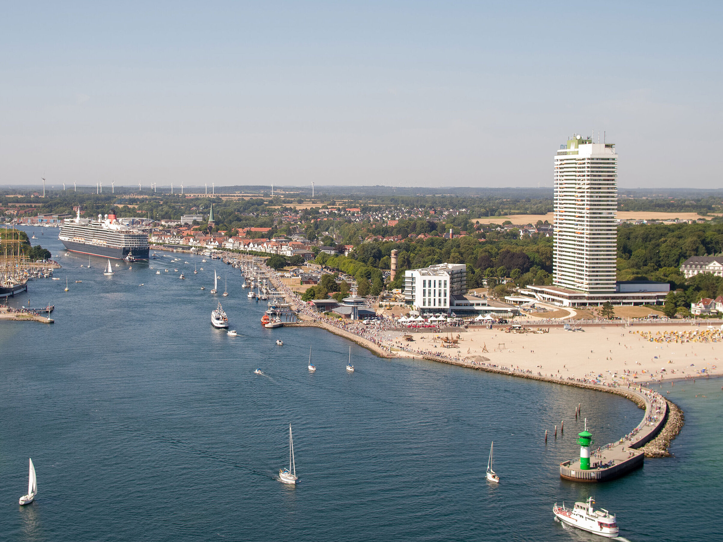 Luftaufnahme von Travemünde mit Kreuzfahrtschiff, Strandpromenade und Maritim Hotel an der Ostsee