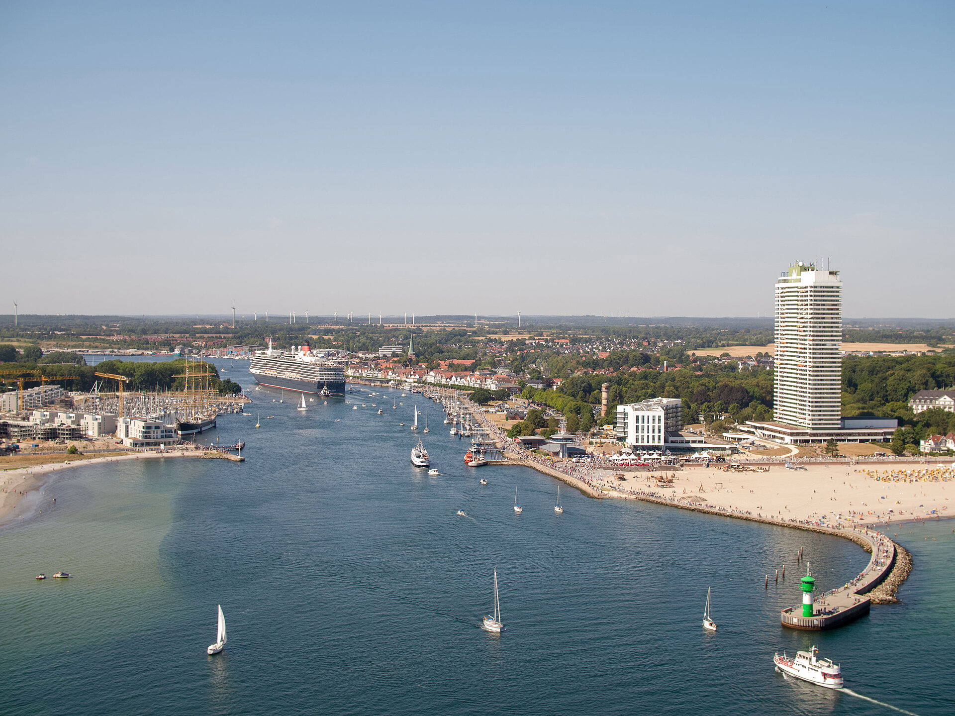 Außenansicht Luftaufnahme von Travemünde mit Kreuzfahrtschiff, Strandpromenade und Maritim Hotel an der Ostsee