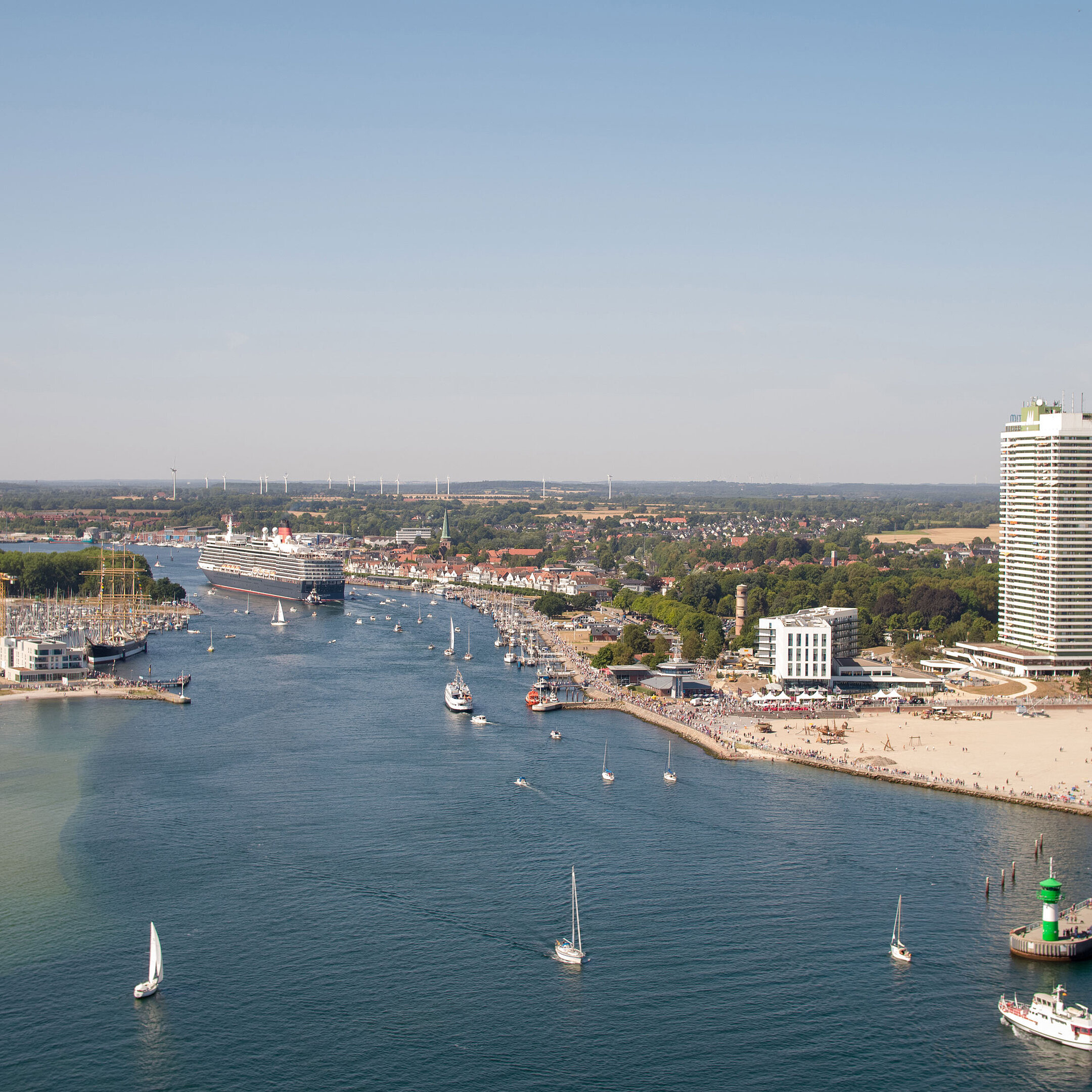 Luftaufnahme von Travemünde mit Kreuzfahrtschiff, Strandpromenade und Maritim Hotel an der Ostsee