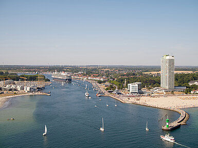 Luftaufnahme von Travemünde mit Kreuzfahrtschiff, Strandpromenade und Maritim Hotel an der Ostsee